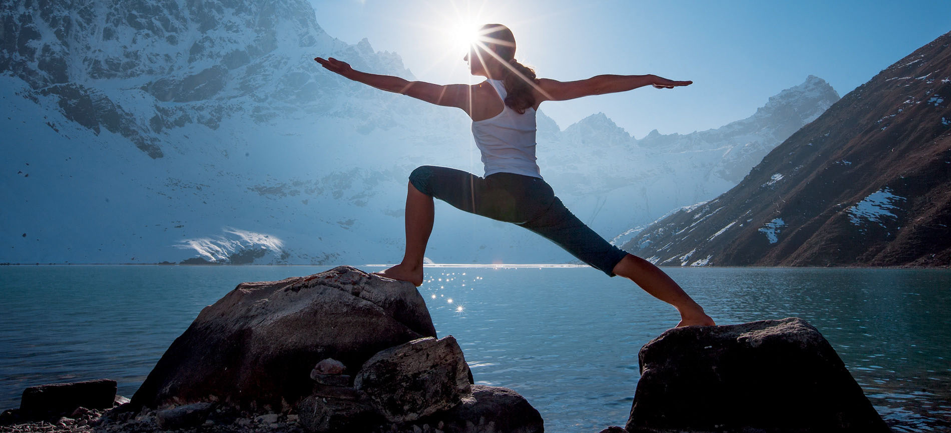 Femme détendue en plein exercice de respiration sur fond montagne