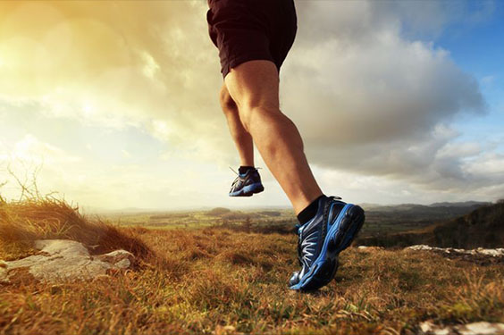 Jambes d'un coureur en action